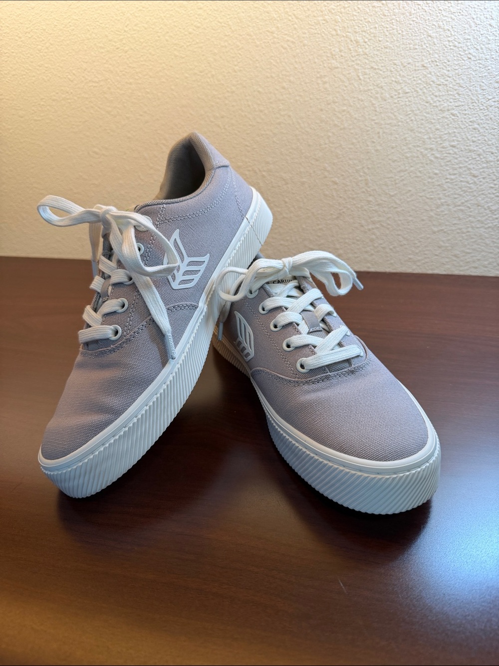 Cariuma Light Gray Canvas Low-Top Sneakers with White Sole (extra inserts)